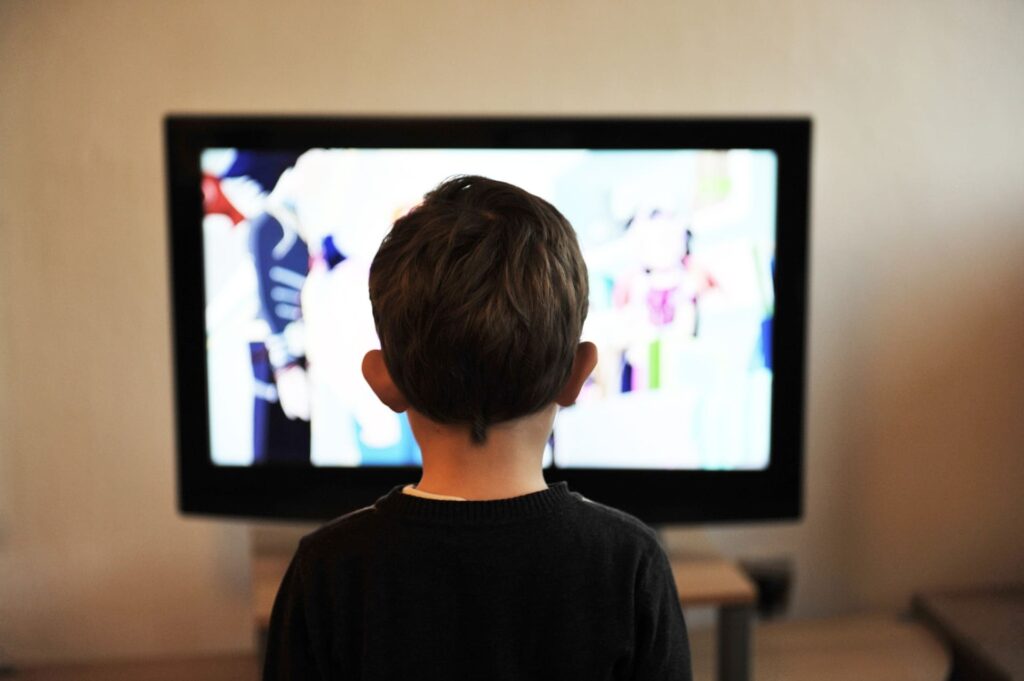 Un enfant devant sa télévision, sait ce que c'est que de vivre dans un monde virtuel. Peut-on choisir une autre éducation ?
