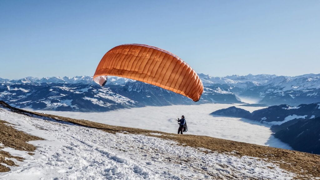 Faire du parapente dans les montagnes permet de s'évader de la psychose causée par la dictature sanitaire.