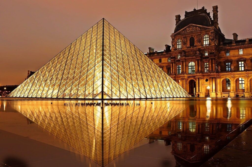 La pyramide du Louvre, monument du gouvernement de l'ombre.