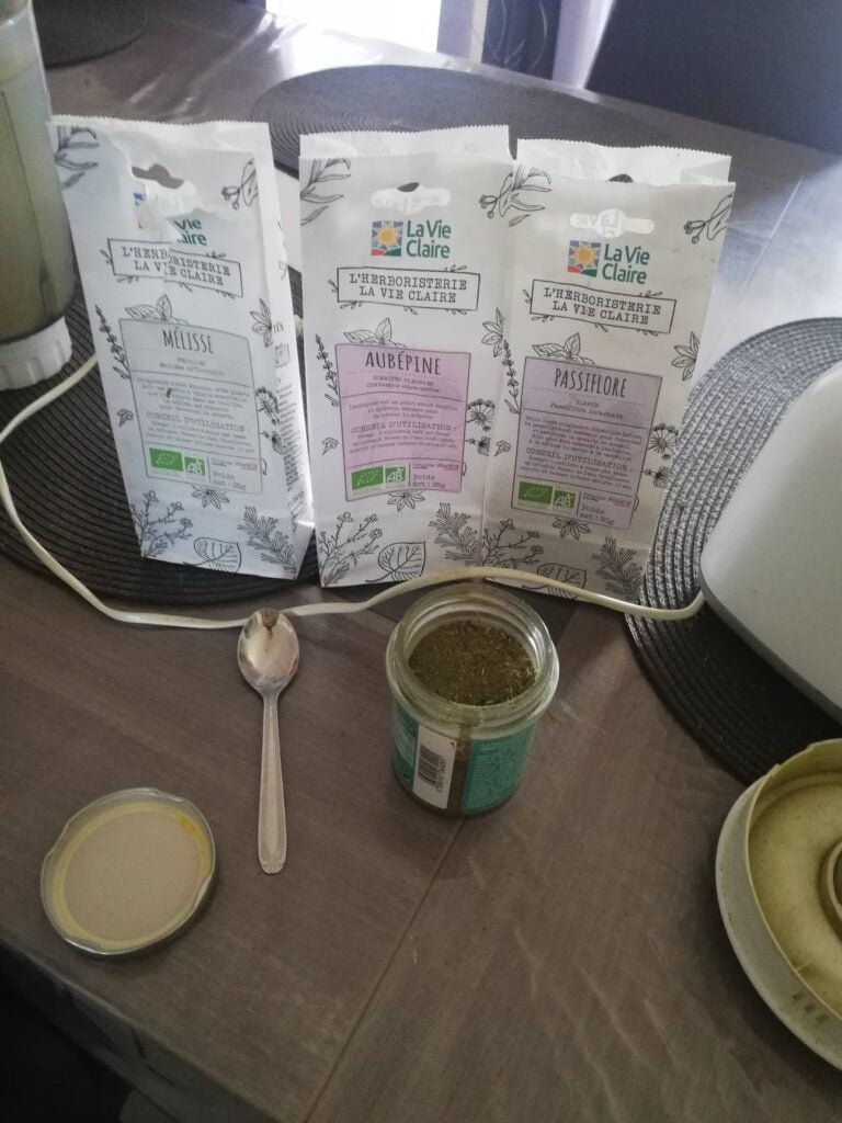 Je me suis offert une journée de détente en concoctant un mélange de plantes à base de mélisse, aubépine et passiflore !