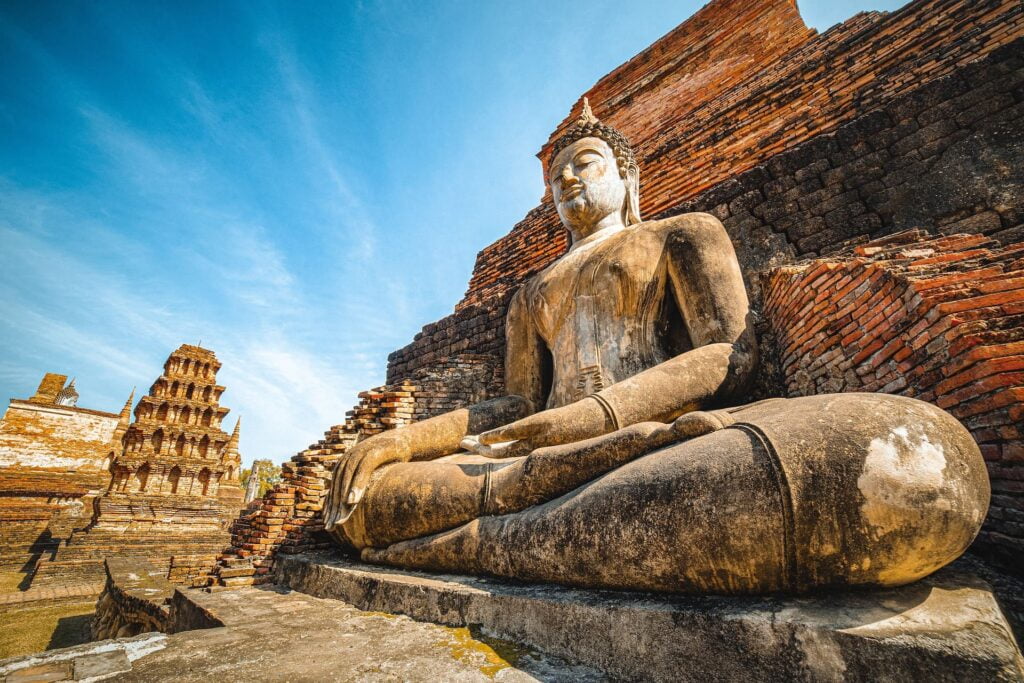 Une statue de Bouddha qui représente l'être qui comprend qu'il est le créateur de l'univers.