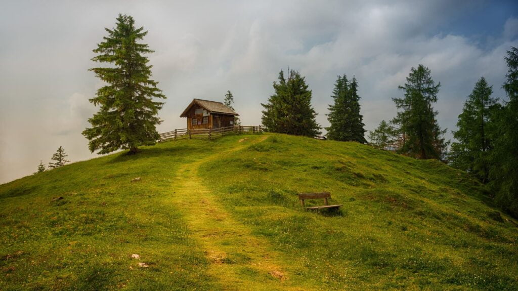 Qui j'étais dans une vie antérieure: une jeune femme paniquée courant vers une cabane sur une colline.