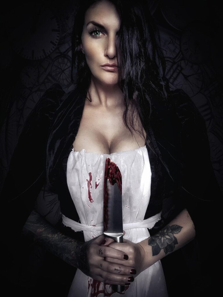 Une femme tenant un couteau ensanglantée pour représenter en partie la scène que j'ai vécu au fond de moi.