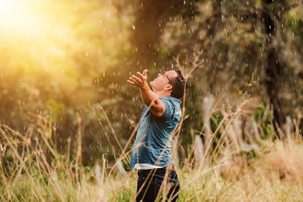 Un homme plein de gratitude pour le créateur de l'univers regardant vers le ciel.