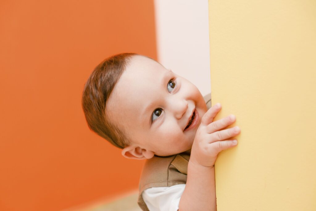 Un enfant qui regarde sur le côté avec le sourire, un exemple pour accéder au bonheur.