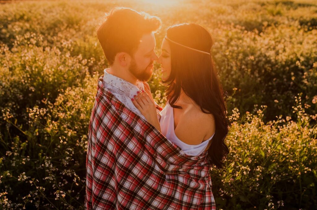 Une femme et un homme en couple sous le soleil en train de s'embrasser dans le but d'obtenir ce qu'ils veulent.