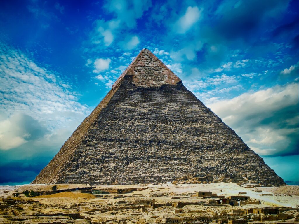 La pyramide est le symbole de l'ancien système hiérarchique où l'humain n'était pas souverain de ses actes.