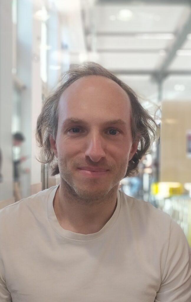 Yohann Vidal praticien dans le domaine du bien-être et du développement personnel